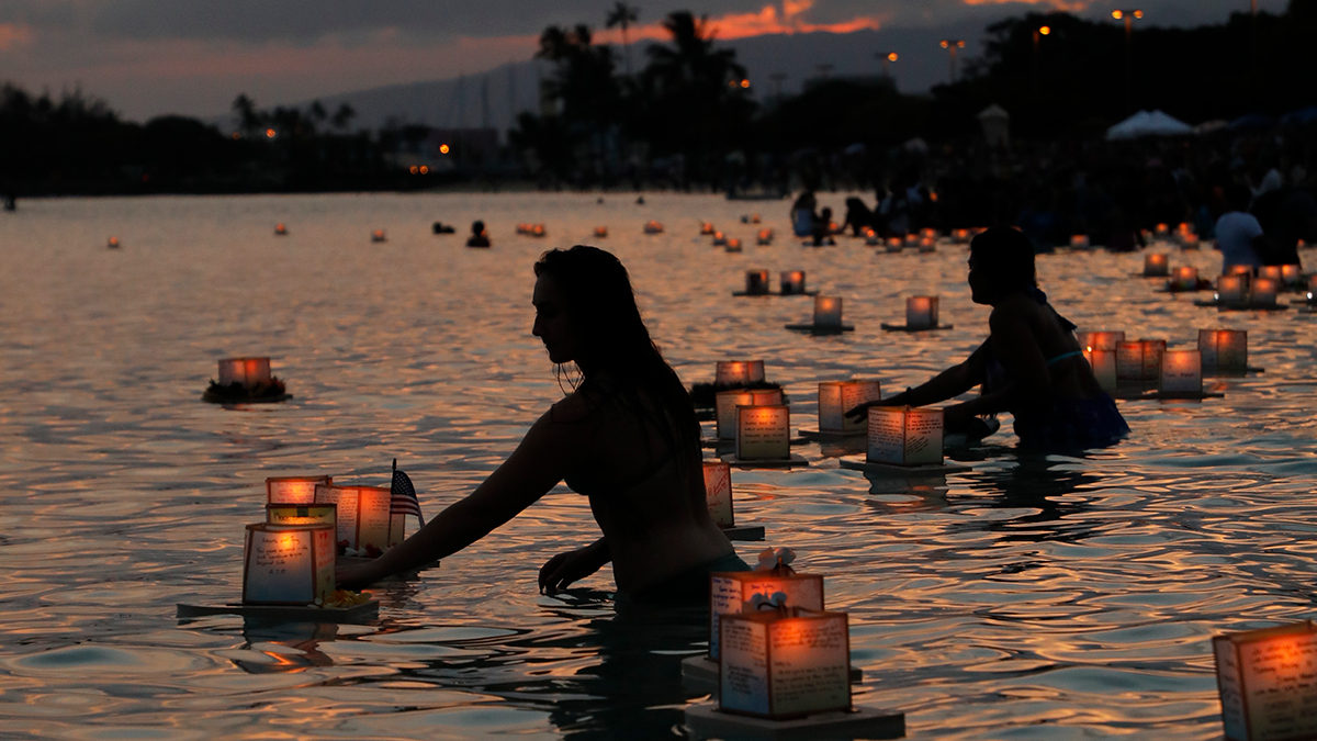 shinnyo lantern floating hawaii shinnyo-lantern-floating-hawaii